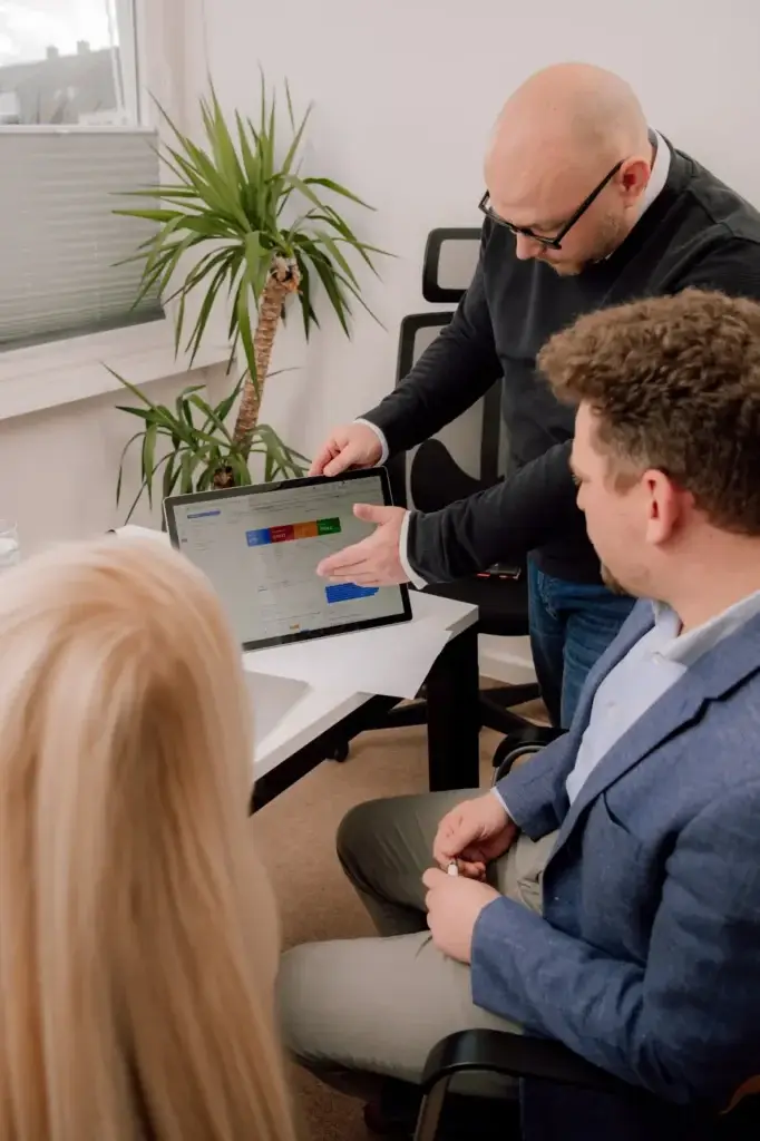 Marco Klein zeigt Kunden eine Google-Ads-Auswertung